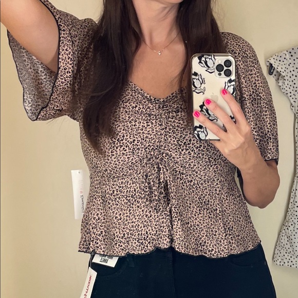 URBAN Romantics Tops - FREE WITH ANY PURCHASE 😊Urban romantics top